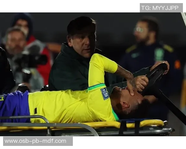 足球明星赛场遭遇重伤痛苦倒地 未来能否重返赛场成疑